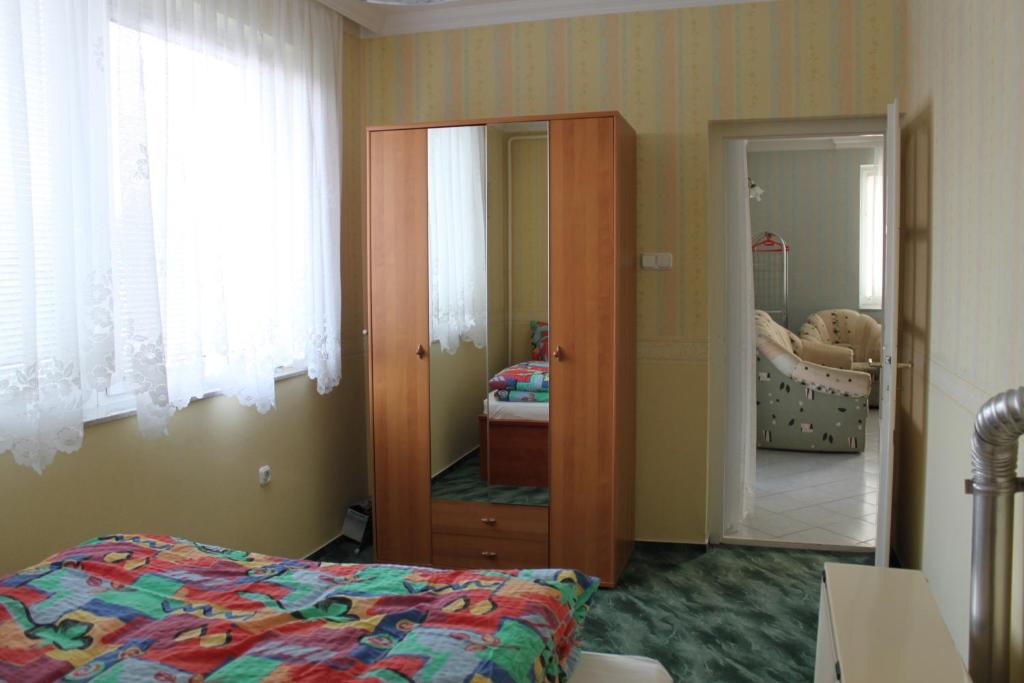 Orwa Apartmanok - Fenyofa Koez Zalakaros Rum bild