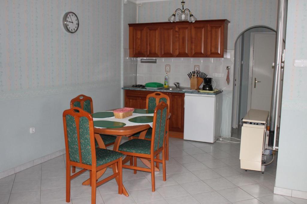 Orwa Apartmanok - Fenyofa Koez Zalakaros Rum bild