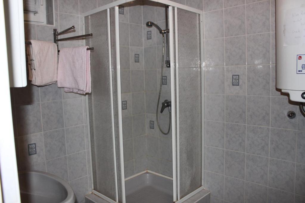 Orwa Apartmanok - Fenyofa Koez Zalakaros Rum bild