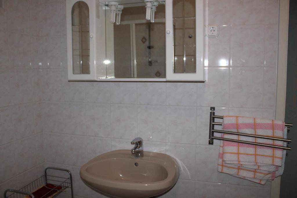 Orwa Apartmanok - Fenyofa Koez Zalakaros Rum bild