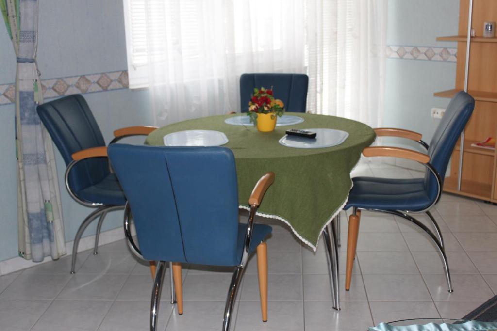Orwa Apartmanok - Fenyofa Koez Zalakaros Rum bild