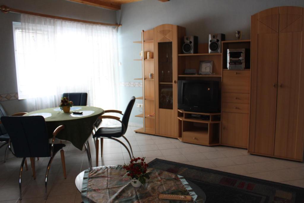 Orwa Apartmanok - Fenyofa Koez Zalakaros Rum bild